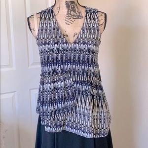 🌼Kensie Multicolored diagonal shape V-neck top